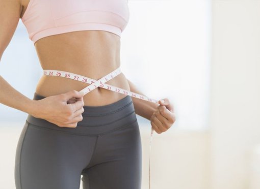 breast implants patient model measuring her abdomen